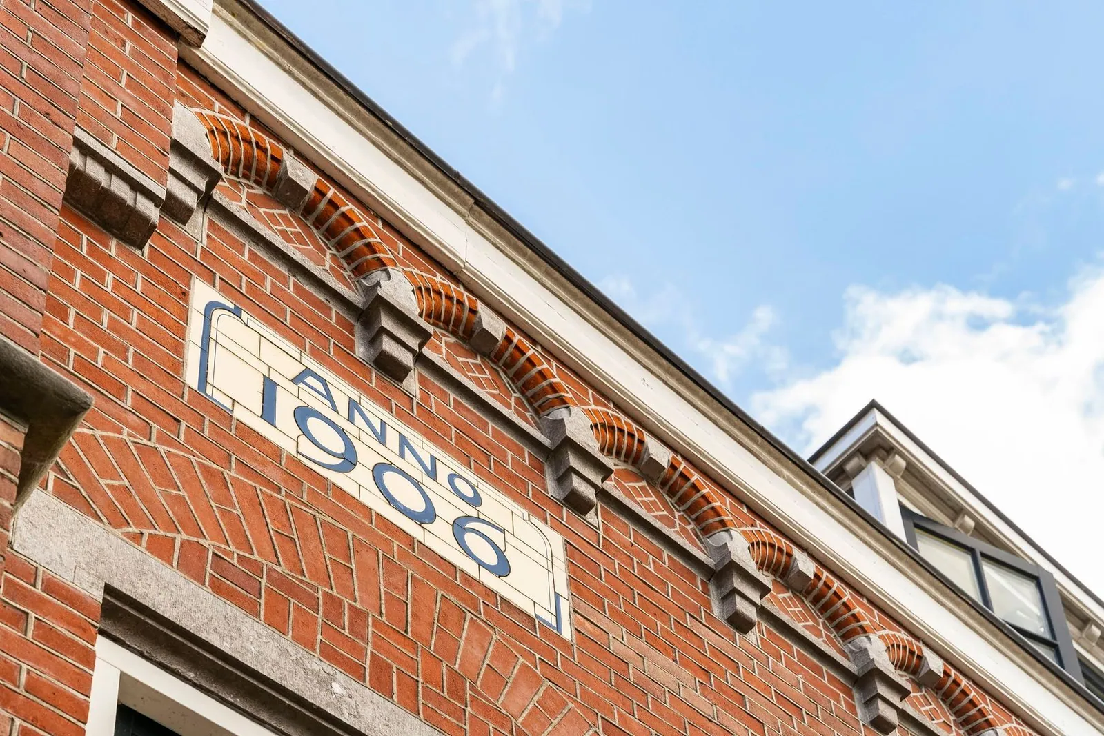Leren kijken naar architectuur #7: Hoe lees je een gevelsteen?
