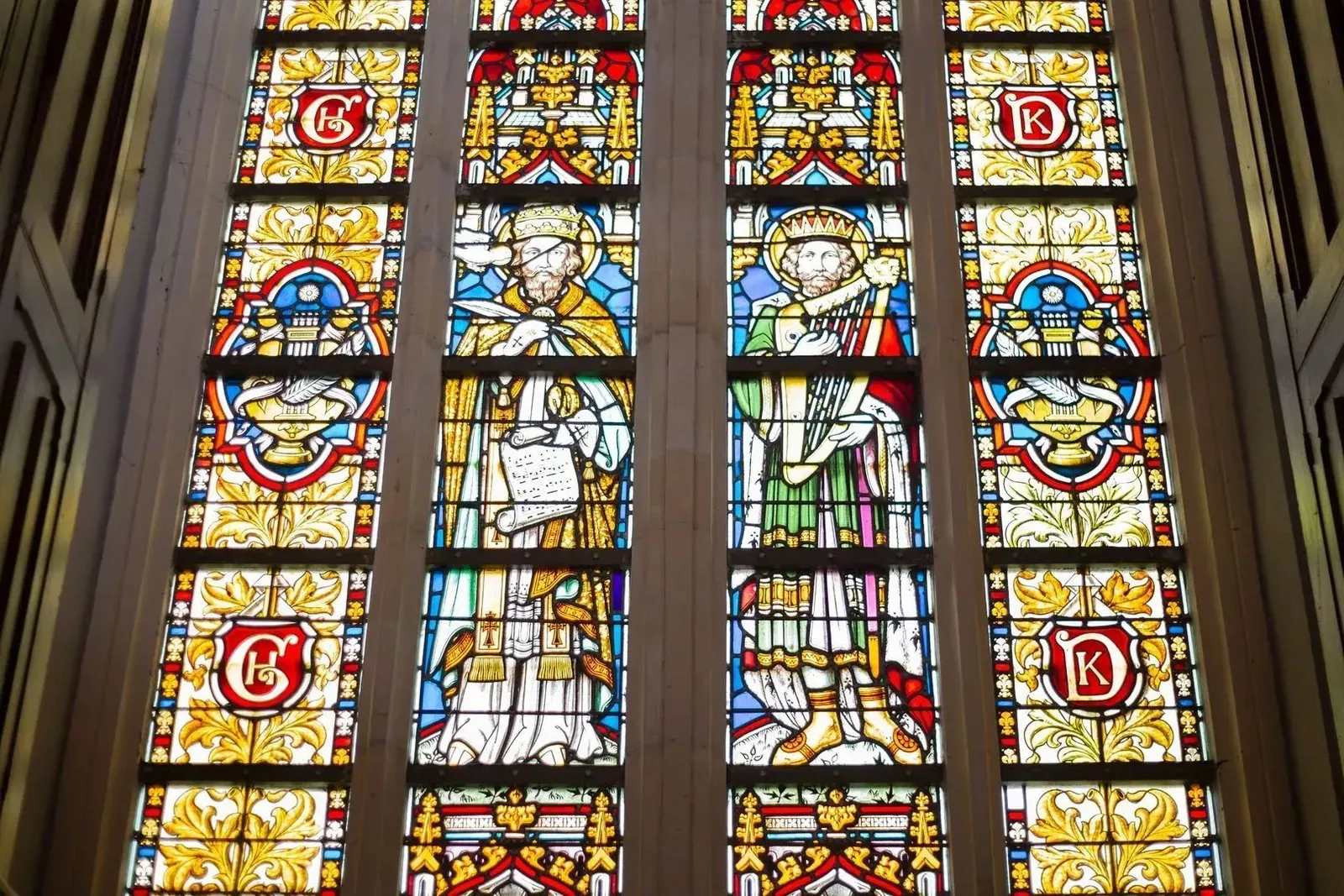 Leren kijken naar architectuur #11: Waarom glas-in-lood nooit willekeurig is