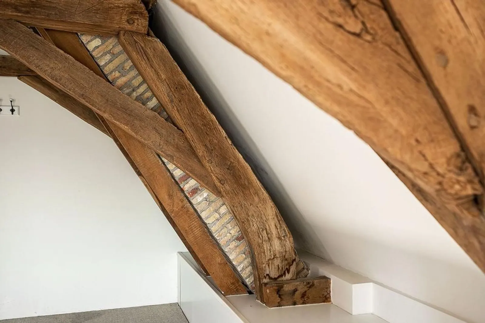 Leren kijken naar architectuur #23: Oud hout herkennen. Waarom het hout in een monument vaak ouder is dan het gebouw