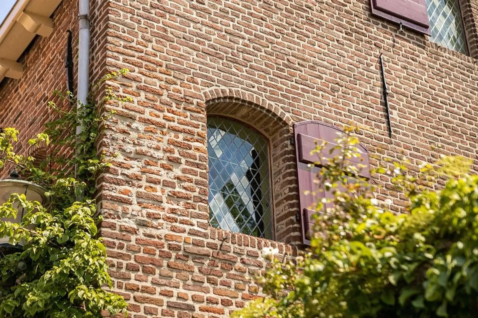 Leren kijken naar architectuur #25: Metselwerk herkennen. Hoe baksteen, mortel en voegwerk de geschiedenis van een gebouw vertellen