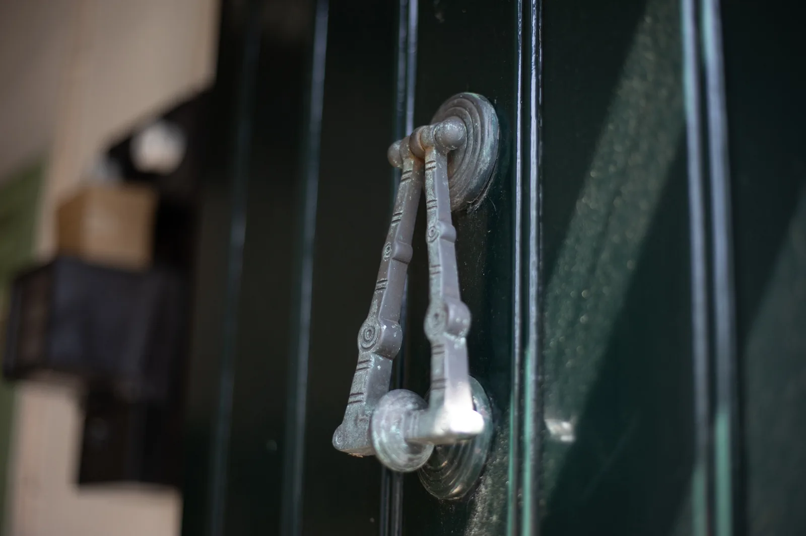 Leren kijken naar architectuur #45: Hang- en sluitwerk. De sieraden van een historisch huis